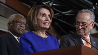 Pelosi och Schumer höll en presskonferens i Kapitolium efter det misslyckade mötet med Trump. 