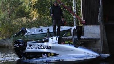 Alexander Lindholm och pappa Jan-Erik gör sig beredda för ett nytt testpass.