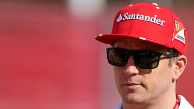 Kimi Räikkönen ser in i kameran.
