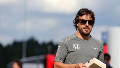 Alonso med en Honda t-tröja.