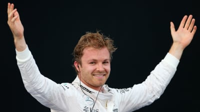 Nico Rosberg firar segern i Baku.