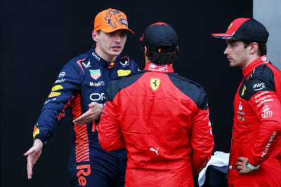 Max Verstappen, Carlos Sainz och Charles Leclerc samtalar i delån.