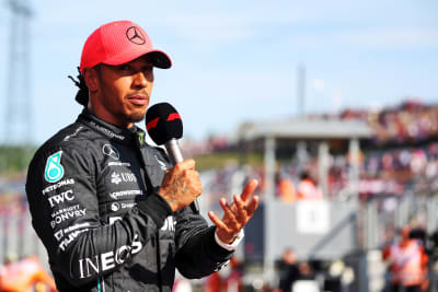 Lewis Hamilton talar i mikrofonen.