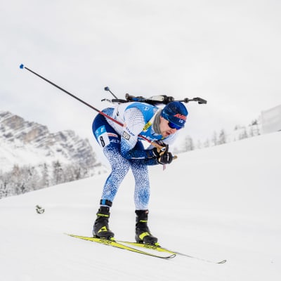 Olli Hiidensalo hiihtää Hochfilzenin pikakilpailussa.