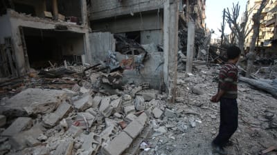 Belägrade civila i rebellkontrollerade städer som Homs, Madaya, Zabadani och Douma lever under så outhärdliga förhållanden att många är redo att evakueras. Bilden är från Douma i Damaskus som bombades nyligen