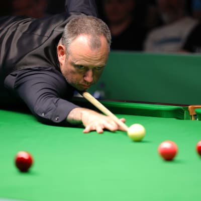 Snookerin maailmanmestari Mark Williams keskittyy lyöntiin näytösottelussa.