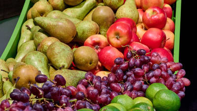 Frukter till salu i en låda i Berlin. På bilden finns päron, äpplen, vinduvor och lime.