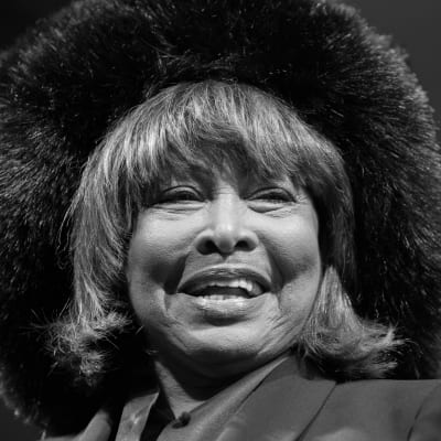 Tina Turner på en teaterscen i Hamburg år 2019 efter en föreställning av en musikal om hennes liv.