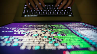 Programmerar i Taiwan visar dekrypterad källkod.