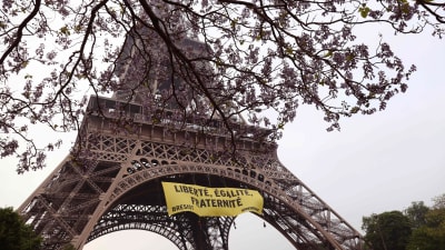 Aktivister från Greenpeace protesterade mot ytterhögerns presidentkandidat Marine Le Pen vid Eiffeltornet i Paris den 5 maj 2017.