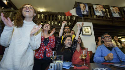 Fransmän i Genève i Schweiz jublar resultatet i franska presidentvalet.