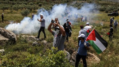 De palestinska protesterna mot Israels ockupation av Västbanken fortsatte under veckoslutet då minst en palestinsk yngling sköts ihjäl. 