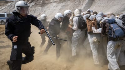 Polisen slår till mot miljöaktivister i brunkolsgruvan i Garzweiler i västra Tyskland.