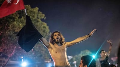 En man med bar överkropp firar oppositionens seger i borgmästarvalet i Istanbul. 
