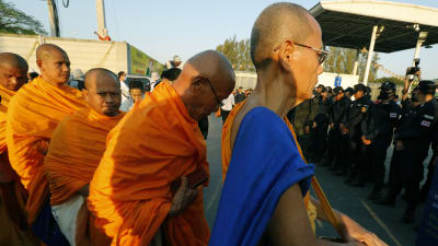 Minst ett par tusen poliser och soldater har omringat Wat Dammakaya-templet som skyddas av munkar och anhngare