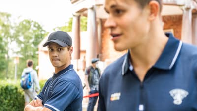 Sebastian Aho sneglar på Jesse Puljujärvi.