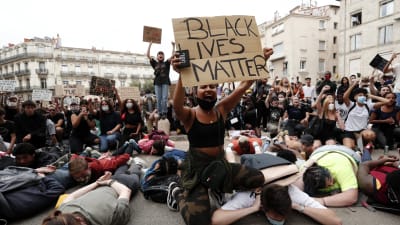 Demonstration i Montpellier, FRankrike, mot polisbrutalitet och rasism. Många demonstranter ligger på marken med ansiktet nedåt för att illustrera de personer som utsätts för våldsamma polisingripanden.