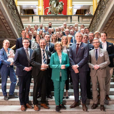 SFP:s förhandlingsgrupp poserar i Ständerhusets trappor