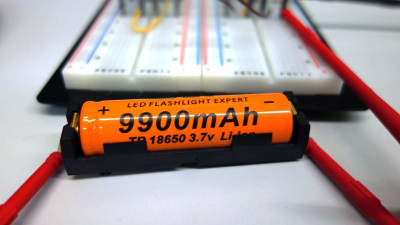 Batteri på "9 900 mAh".