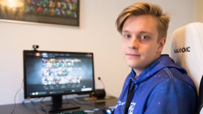 Den professionella finländska e-sportspelaren Jesse Vainikka hemma hos sig i oktober 2016.