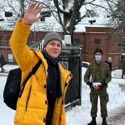 Tim But vinkar utanför Dragsviks port.
