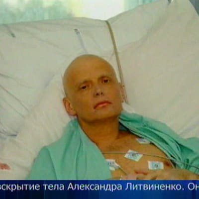 Aleksandr Litvinenko kuolinvuoteellaan Lontoossa marraskuussa 2006.