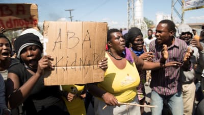 "Ner med kidnappningarna" står det på den här skylten som demonstranterna bar fram under en demonstration mot kidnappningar i Port-au-Prince i februari i år. 