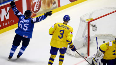 Sakari Manninen firar sitt avgörande mål mot Sverige 2019.