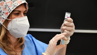 Italiensk sjuksköterska fyller en vaccinspruta