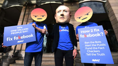 Demonstranter protesterar mot Facebook. 