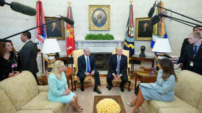 Donald Trump och Benjamin Netanyahu med fruar i Vita huset, omgivna av säkerhetsvakter och journalister.
