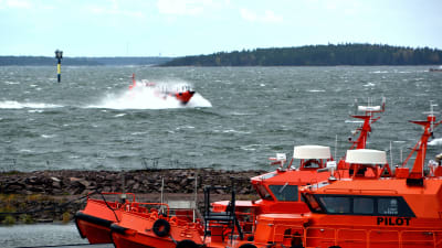 lotsbåt i storm