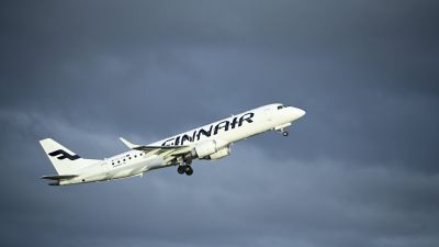 Ett Finnair-flygplan på en gråaktig himmel.