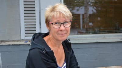 Profilbild på Sonja Österholm i svart munkjacka. 