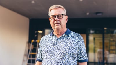 Ett porträtt av en man.