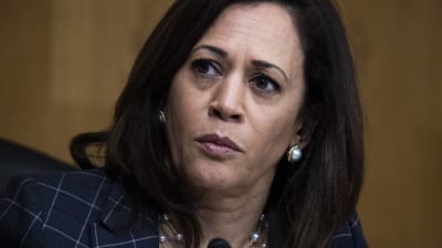 Porträtt på en allvarlig Kamala Harris.