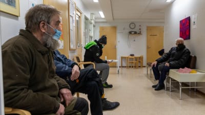 Patienter väntar på sin tur i vårdcentralen i Kannonkoski.