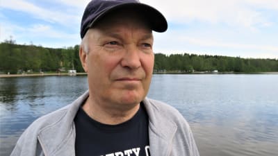 Lohjanjärven mökkiläinen Christer Forsström Aurlahden rannassa. 