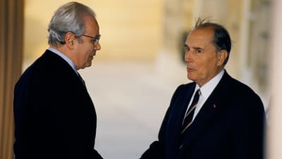 Javier Perez de Cuellar kallade sig själv för pacifist. Här skakar han hand med Frankrikes president Francois Mitterand år 1990.