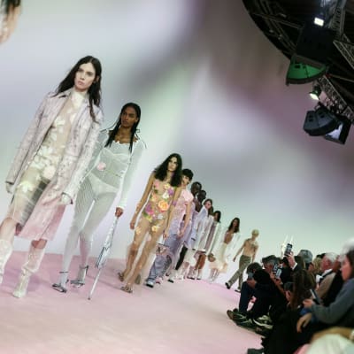Ruotsalaisen Acne Studios -muotitalon malliston esittelyä Paris Fashion Week -tapahtumassa syyskuussa 2022.