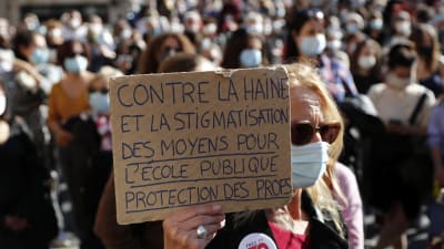 "Mot hat och stigmatisering", "Stöd skolorna, skydda lärarna", står det på demonstarnternas skyltar i Montpellier 18.10.20209medel 