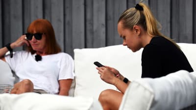 Rebecca Ehrnrooth och mamma Sirkka på familjens sommarställe i Porkala.