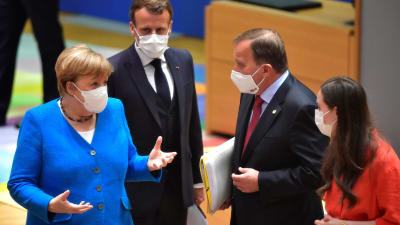Tysklands förbundskansler Angela Merkel, Frankrikes president Emmanuel Macron, Sveriges statsminister Stefan Löfven och Finlands statsminister Sanna Marin diskuterar under EU-toppmöte.