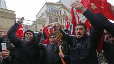 Anhängare till Turkiets president Erdogan demonstrerade utanför det nederländska konsulatet i Istanbul på söndag morgon. 12.3.2017