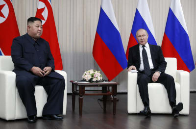 Kim Jong-Un och Vladimir Putin svarar på frågor efter toppmötet i Vladivostok i Ryssland