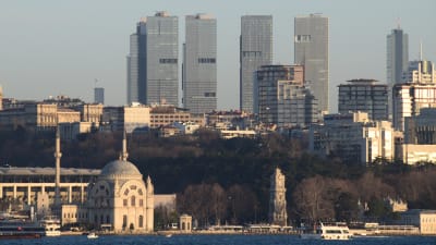 Skyskrapor och moské i Istanbul