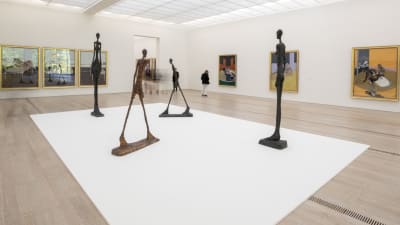alberto Giacomettis mycket magra människoskulpturer på utställning