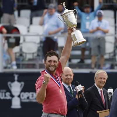 Jon Rahm juhlii US Openin voittoa. 