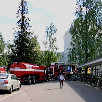Paloautoja Vaasan keskussairaalan pihassa.