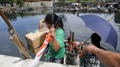 Tiotusentals filippinier i kustområden på norra Luzon har börjat lämna sina hem inför supertyfonen Mangkhut  